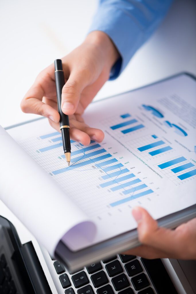a falta de orçamento é citada como o mais significativo. Além disso, há uma escassez de especialistas na área e dificuldades em mensurar os resultados das estratégias de GEO.